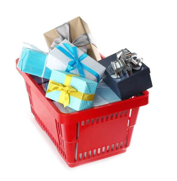 Roter Warenkorb mit verschiedenen Geschenken auf weißem Hintergrund — Stockfoto