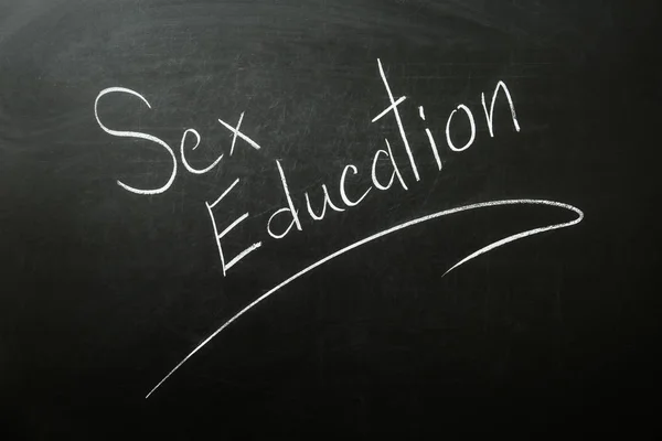 검은 칠판에 쓰여진 문구 "성교육" — 스톡 사진
