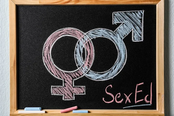 Symbole płci i tekst "Sex Ed" napisane na małej tablicy — Zdjęcie stockowe