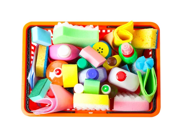 Cesta de compras com diferentes detergentes no fundo branco, vista superior — Fotografia de Stock