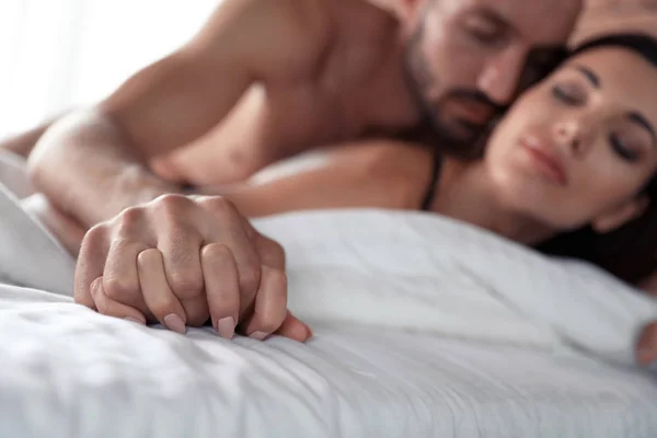 Страстная молодая пара занимается сексом в постели дома, крупным планом — стоковое фото