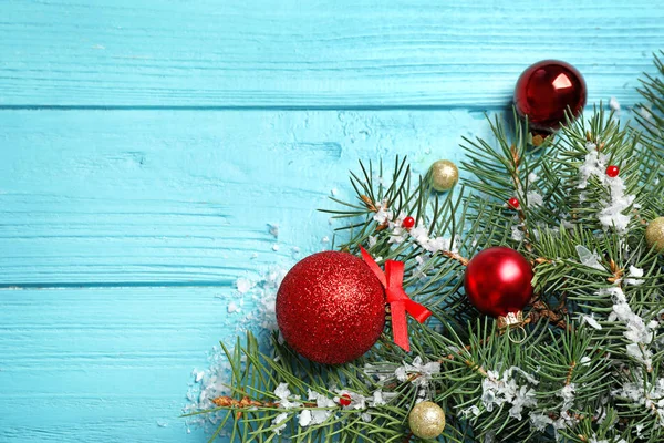 モミの木の枝は、水色の木製の背景にクリスマスの装飾を持つ、平らな横。テキスト用のスペース — ストック写真