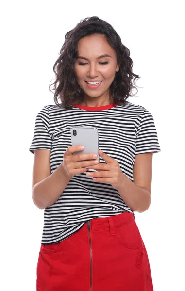 Jovem feliz usando smartphone no fundo branco — Fotografia de Stock