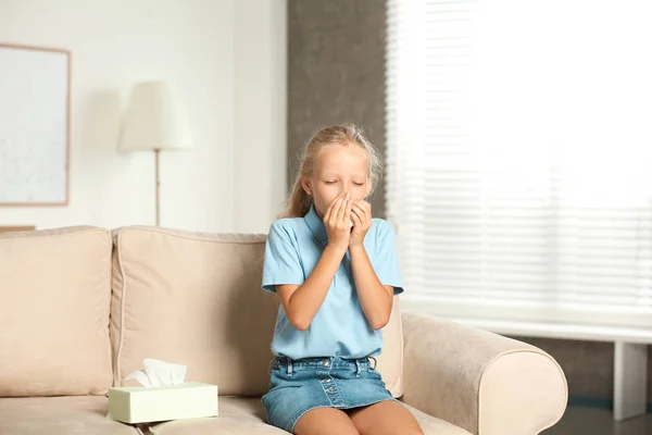 Kleines Mädchen leidet zu Hause an Allergie — Stockfoto