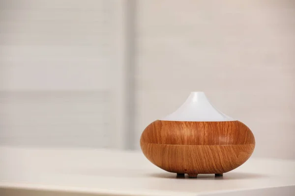 Moderne etherische olie diffuser op tafel binnenshuis. Ruimte voor tekst — Stockfoto