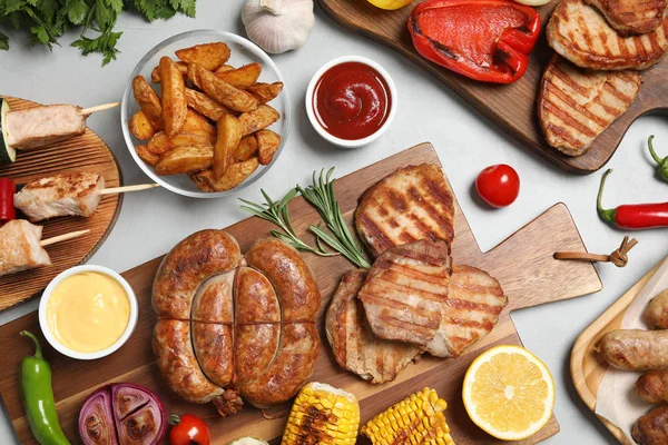 Lapos feküdt kompozíció grillezett hús-és zöldségekkel könnyű asztal — Stock Fotó