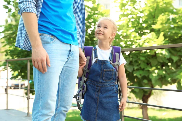 Ung far tar sitt lilla barn till skolan utomhus — Stockfoto