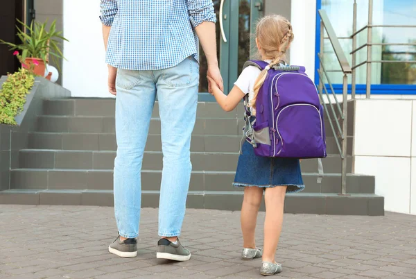 Joven padre llevando a su pequeño hijo a la escuela al aire libre —  Fotos de Stock