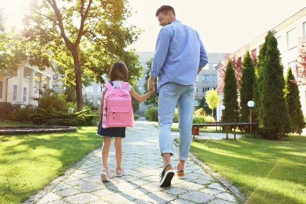 Pai levando seu filho para a escola através do parque — Fotografia de Stock