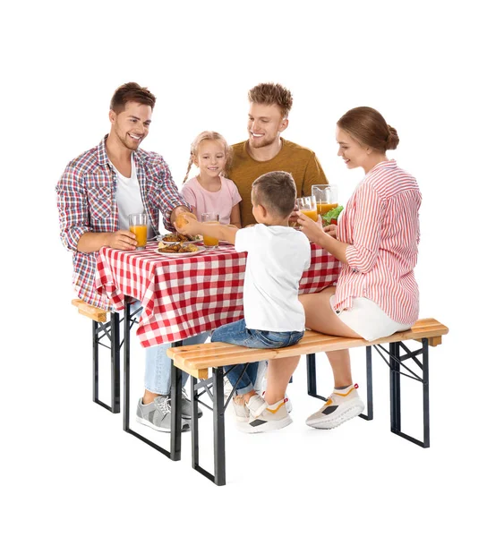 Família feliz fazendo piquenique à mesa no fundo branco — Fotografia de Stock