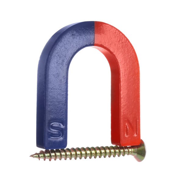 Магнит подковы притягивает винт на белом фоне
