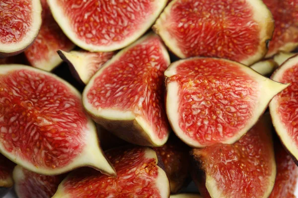 Вкусные спелые плоды инжира в качестве фона, крупным планом — стоковое фото