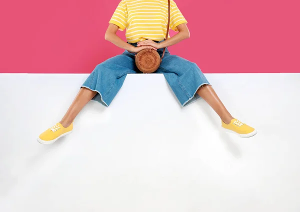 Mujer con zapatos elegantes en el fondo de color, primer plano — Foto de Stock