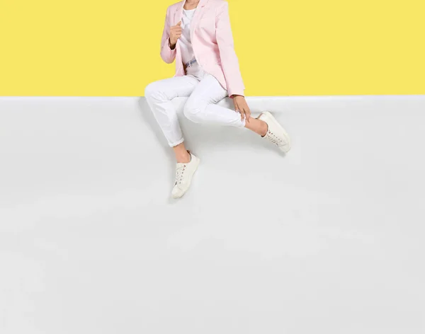Donna che indossa scarpe alla moda su sfondo di colore, primo piano — Foto Stock