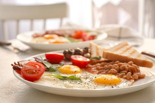 Petit déjeuner savoureux avec des œufs frits sur la table lumineuse, gros plan — Photo