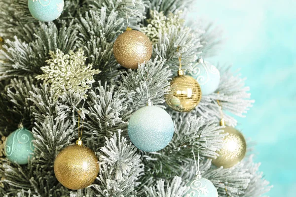 Mooie kerstboom met prachtig feestelijk decor, close-up — Stockfoto