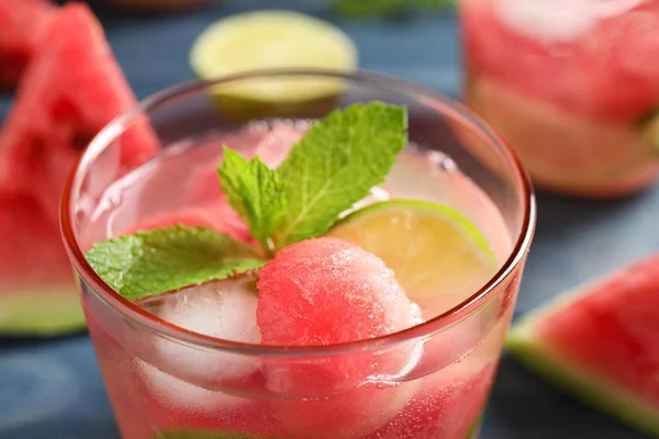 Vaso de deliciosa bebida refrescante sandía, primer plano — Foto de Stock