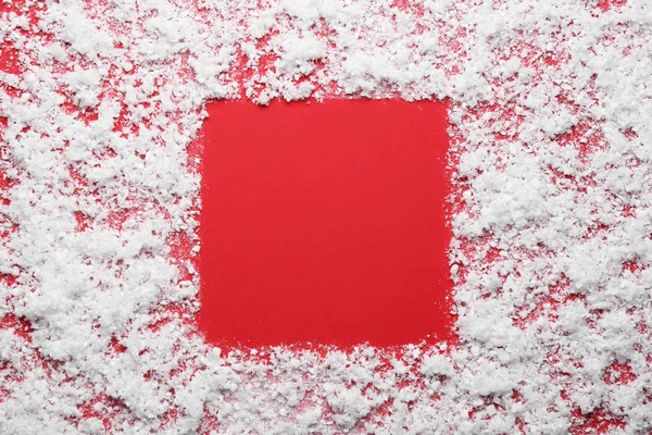 赤い背景に雪で作られたフレーム、テキストのためのスペースとトップビュー。冬の季節 — ストック写真