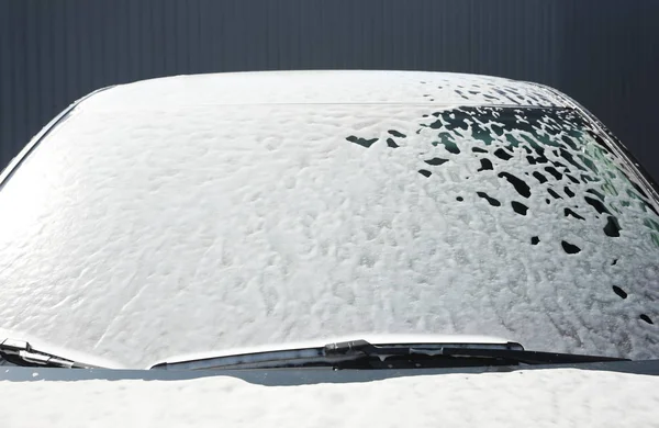 Αυτοκίνητο καλυμμένο με αφρό στο πλυντήριο αυτοκινήτων, κοντινό πλάνο του παρμπρίζ — Φωτογραφία Αρχείου