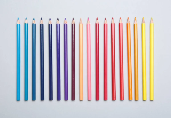 Crayons colorés sur fond clair, pose plate — Photo