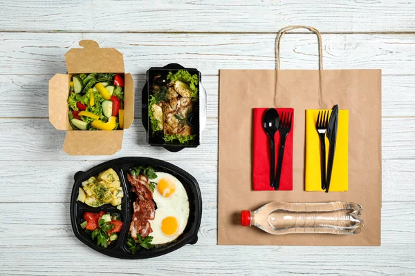 午餐盒,不同的食物放在白色的木制桌子上,平铺. 健康食品交付 — 图库照片