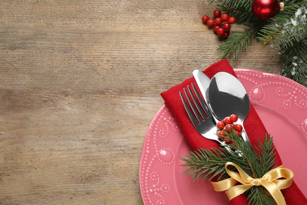 Kerst tafel instelling op houten achtergrond, plat lay. Ruimte voor tekst — Stockfoto