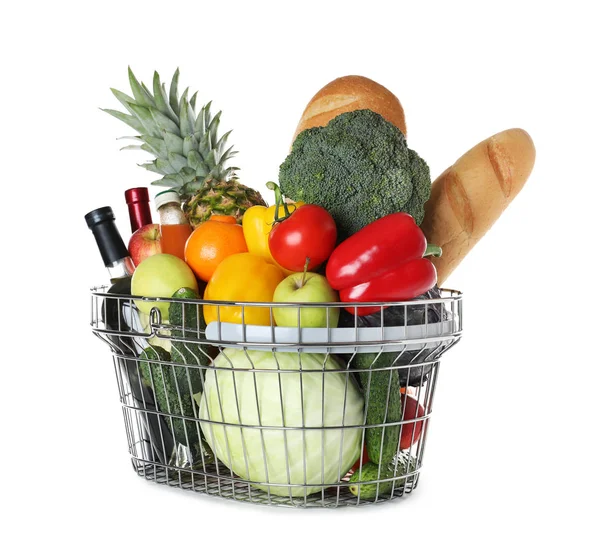 Cesta de compras com produtos de mercearia em fundo branco — Fotografia de Stock