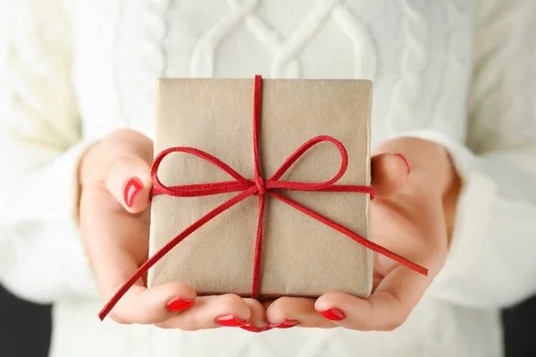 Mujer sosteniendo hermoso regalo de Navidad con arco, primer plano —  Fotos de Stock