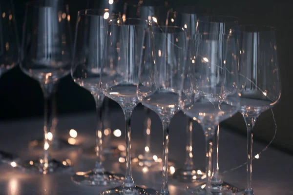 Verres propres vides et lumières de fée sur la table — Photo