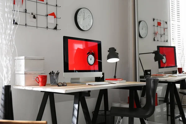 Ordinateur moderne sur bureau dans la chambre. Lieu de travail — Photo