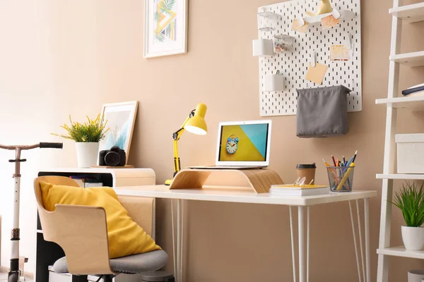 Nowoczesny laptop na biurku w pokoju. Miejsce pracy w domu — Zdjęcie stockowe