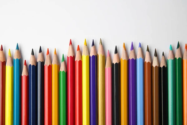 하얀 배경 위에 있는 천연색 연필 과 함께 조화를 이루는 모습, 위쪽을 바라봄 — 스톡 사진