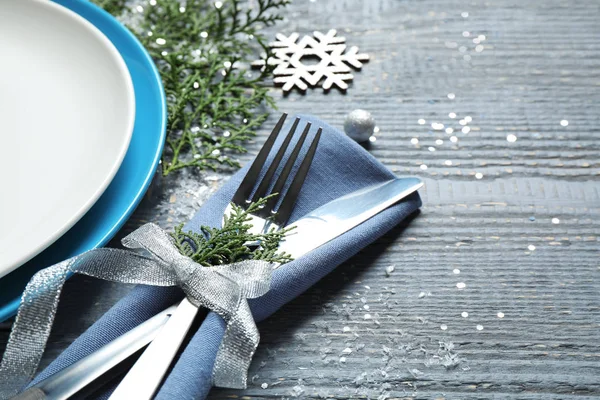 Beau décor de table de Noël sur fond bois gris, gros plan — Photo