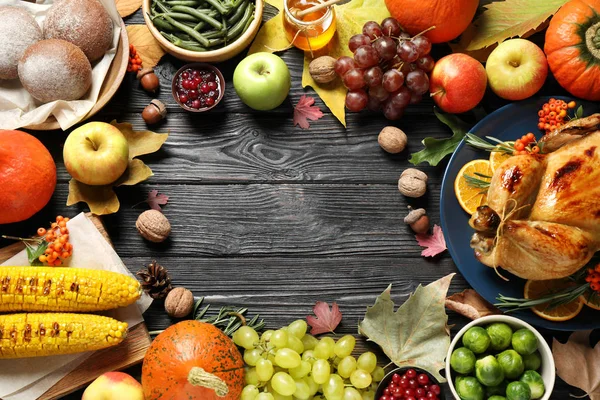 Marco hecho de pavo, verduras de otoño y frutas sobre fondo de madera oscura, puesta plana. Feliz Día de Acción de Gracias — Foto de Stock