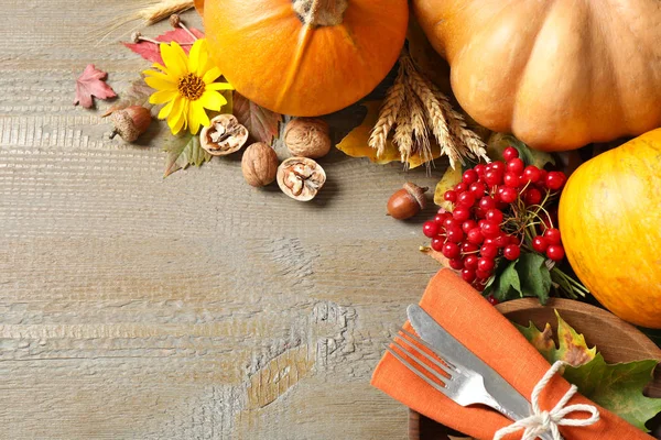 Herbstgemüse und Besteck auf hölzernem Untergrund, flache Liege mit Platz für Text. Glücklicher Erntedanktag — Stockfoto