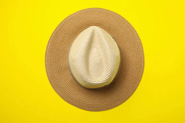 Sarı arka planda şık şapka, üst görünüm — Stok fotoğraf