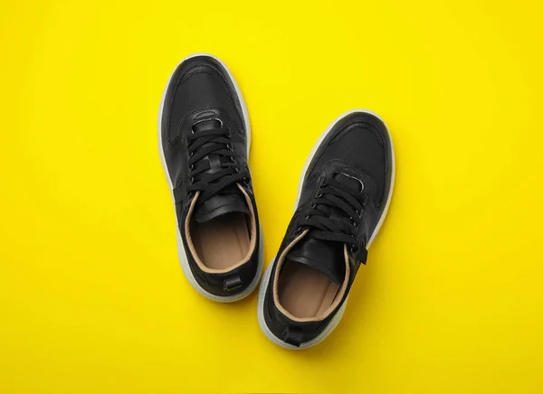 Paar stylische Schuhe auf gelbem Hintergrund, Ansicht von oben — Stockfoto