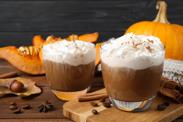 Szemüveg, a finom tök spice latte a fából készült asztal — Stock Fotó