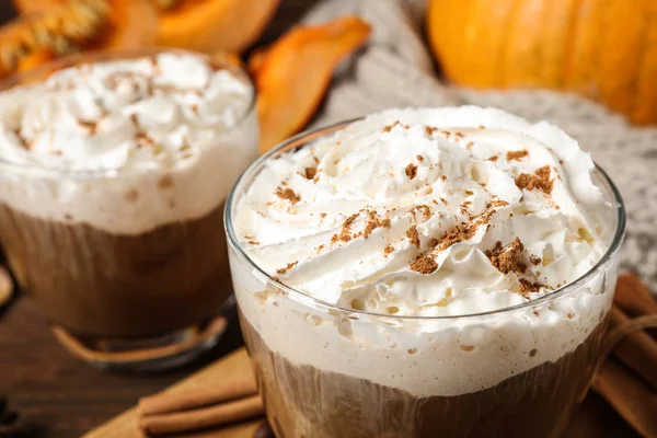 Vidro com saboroso latte de especiarias de abóbora na mesa, close-up — Fotografia de Stock