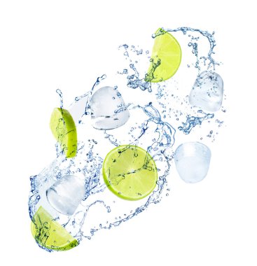 Beyaz zemin üzerinde kristal berrak buz küpleri, kireç ve su sıçraması