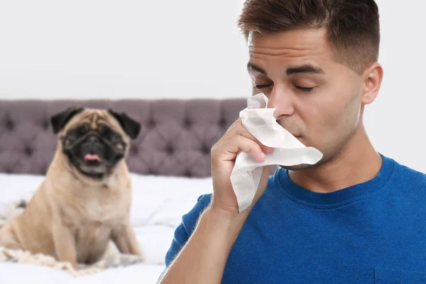 Jeune homme allergique aux chiens à la maison — Photo