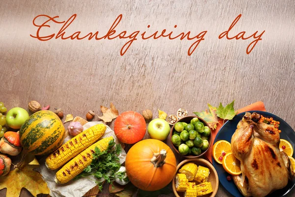 Composición plana con delicioso pavo asado en la mesa. Feliz Día de Acción de Gracias —  Fotos de Stock