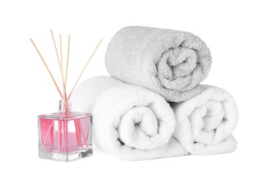 Temiz havlular ve oda spreyi beyaza izole edilmiş. Spa tedavisi