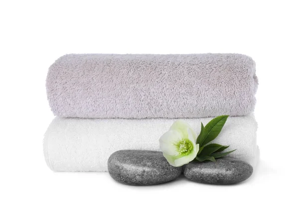 Handtücher, frische Blüten- und Wellnesssteine isoliert auf weiß — Stockfoto