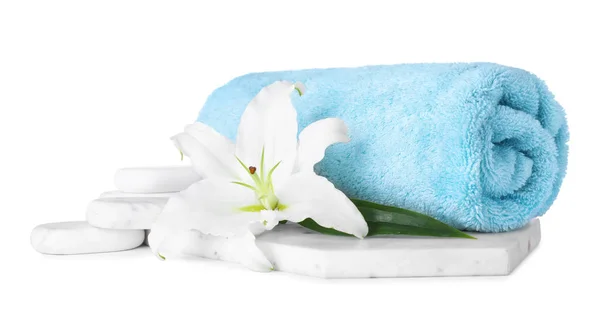 Composición con toalla, piedras de spa y flor fresca aislada en blanco —  Fotos de Stock
