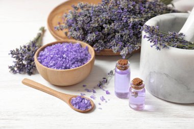Beyaz ahşap arka plan üzerinde doğal kozmetik ürünleri ve lavanta çiçekleri ile Kompozisyon