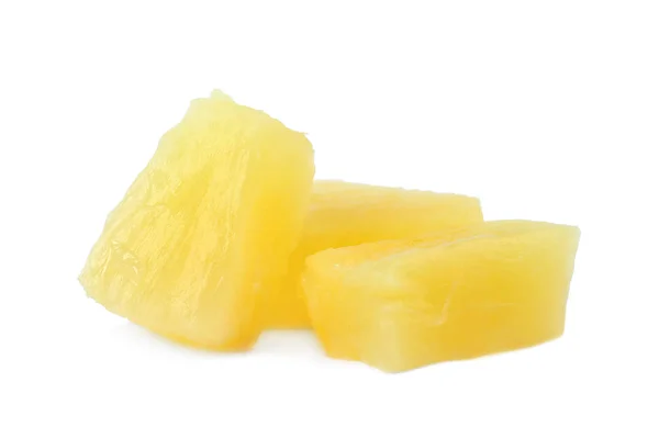 Kawałki pysznych słodkich ananasów w puszkach na białym tle — Zdjęcie stockowe