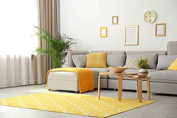 Stilvolles Wohnzimmerinterieur mit bequemer grauer Couch — Stockfoto