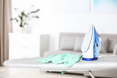 Modern elektrikli ütü ve temiz tişört oturma odasında. Metin için boşluk