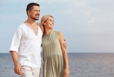 Mutlu romantik çift sahilde yürüyüş, metin için alan